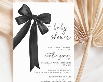Könnte beinhalten: Eine schwarz-weiße Babyparty-Einladung mit einer großen schwarzen Schleife und dem Text "baby shower" und "natalia gomez". Die Einladung enthält das Datum, die Uhrzeit und den Ort der Veranstaltung sowie die RSVP-Informationen und die Website des Geschenkeregisters.