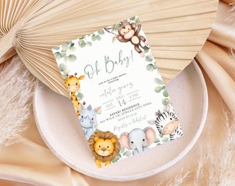 Puede incluir: Una invitación a una fiesta de bienvenida al bebé con temática de la selva. La invitación presenta una ilustración de acuarela de una jirafa, un rinoceronte, un león, un elefante, una cebra y un mono. El texto de la invitación dice "Oh Baby!" e incluye la fecha, la hora y la ubicación de la fiesta.