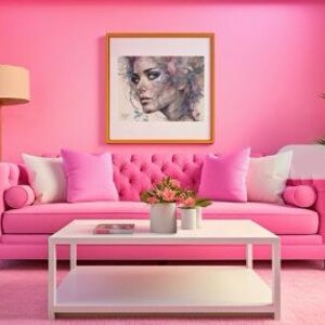 Puede incluir: Una sala de estar rosa con un sofá rosa, una mesa de café rosa, una lámpara de pie rosa, una pintura enmarcada de la cara de una mujer y una planta en maceta.
