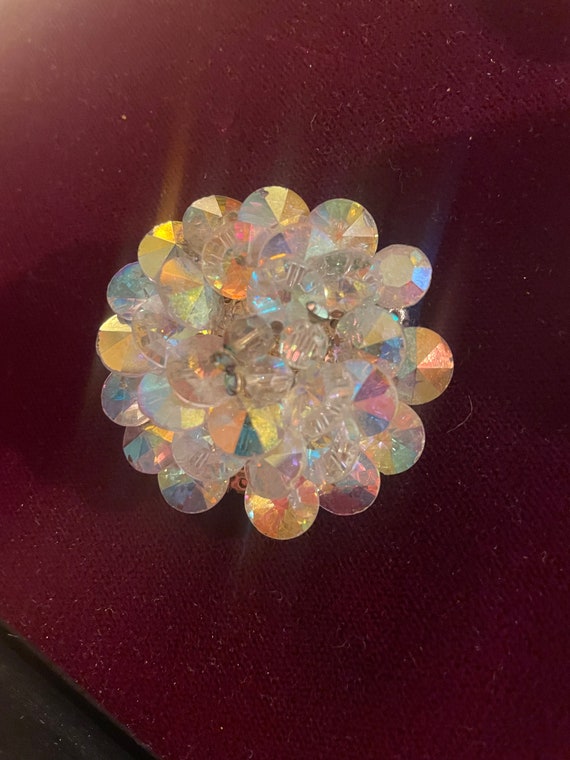 Beautiful mid-century crystal sparkly brooch!