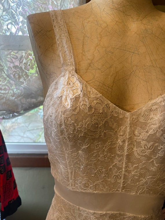 Exquisite 1950s eggshell lace and nylon slip - image 6