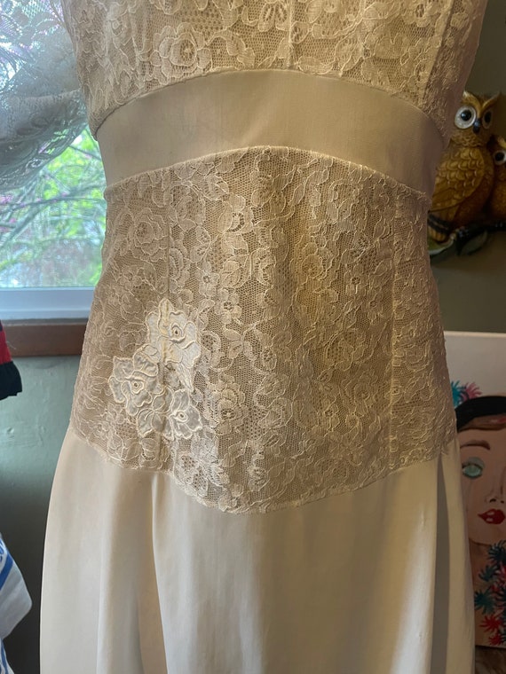 Exquisite 1950s eggshell lace and nylon slip - image 4