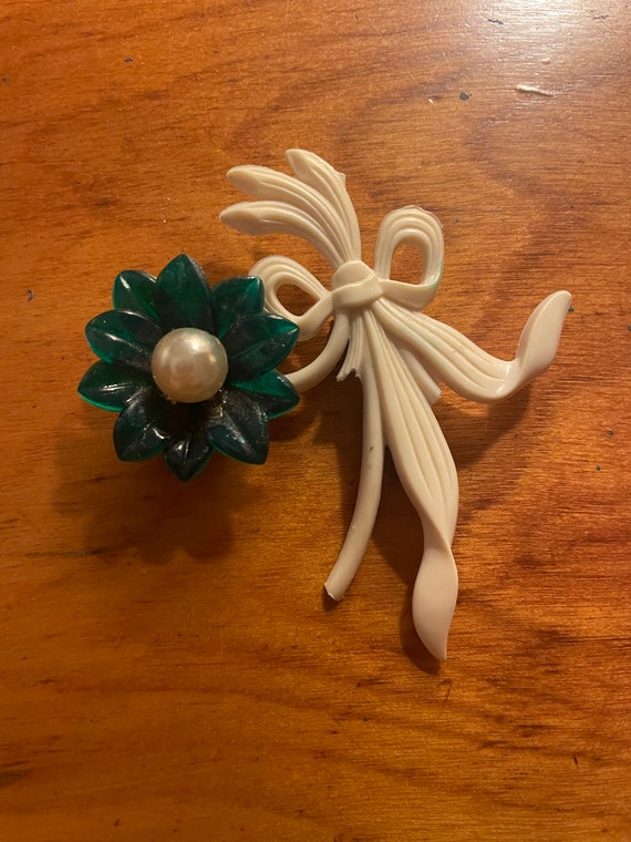 Sweet celluloid brooch with pretty bow and emeral… - image 1