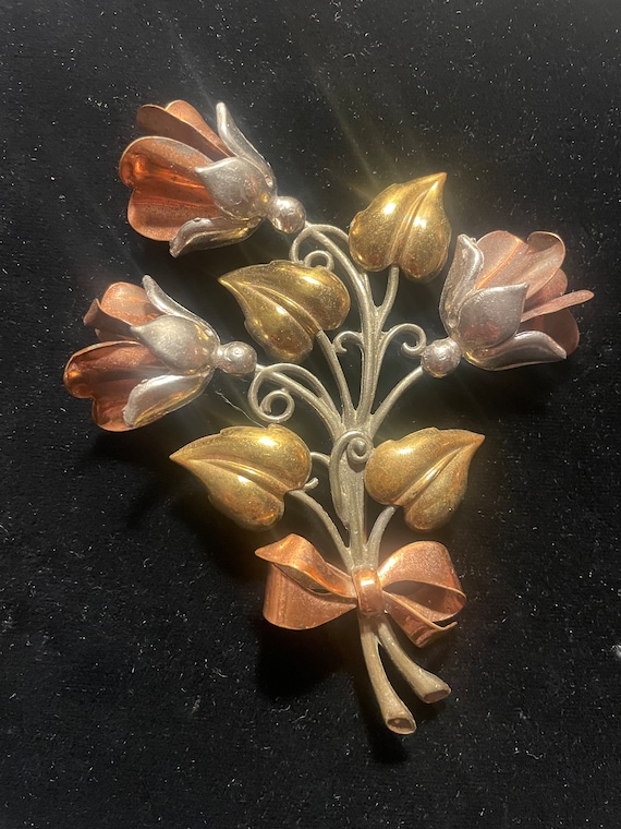 Wonderful floral brooch of the 1940s!