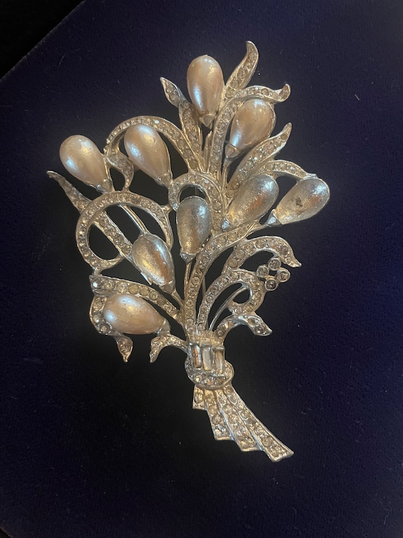 Lovely 1930s large floral brooch