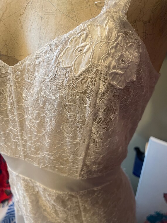 Exquisite 1950s eggshell lace and nylon slip - image 3