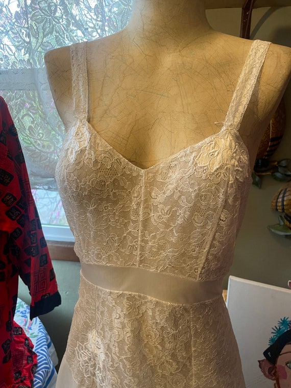 Exquisite 1950s eggshell lace and nylon slip - image 2