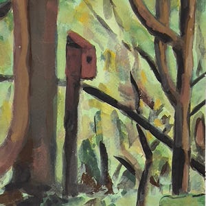 Pode incluir: Uma pintura em aquarela de uma cena de floresta com duas árvores e uma casa de pássaros. As árvores são marrons e verdes, e a casa de pássaros é vermelha. O fundo é um borrão de verde e amarelo.