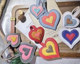Regalo de posgrado, graduación de 2024, amuleto de bolso de cuero en forma de corazón, amuleto de bolso hecho a mano, llavero de corazón de tres colores, regalo de cumpleaños