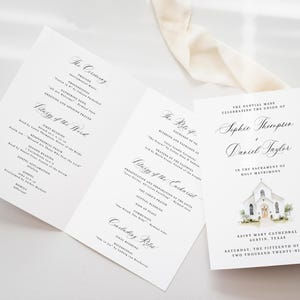 Könnte beinhalten: Weiße Hochzeitskarten mit schwarzer Kalligraphie. Auf der Vorderseite stehen die Namen Sophie Thompson und Daniel Taylor sowie eine Kirchenillustration. Das Programm enthält die Reihenfolge der Hochzeitszeremonie.