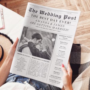 Puede incluir: Un anuncio de boda en blanco y negro estilo peri&oacute;dico con el titular "The Wedding Post" y el texto "The Best Day Ever! Amanda & James Are Getting Married! Today is the day they say "I do"". El anuncio incluye una foto de la pareja, una lista de los miembros de la boda y un orden de los eventos.