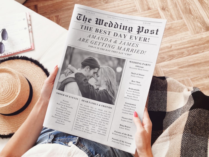 Puede incluir: Un anuncio de boda en blanco y negro estilo peri&oacute;dico con el titular "The Wedding Post" y el texto "The Best Day Ever! Amanda & James Are Getting Married! Today is the day they say "I do"". El anuncio incluye una foto de la pareja, una lista de los miembros de la boda y un orden de los eventos.