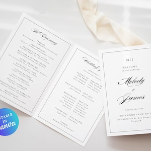 Puede incluir: Elegantes programas de boda con texto negro sobre papel blanco. Los programas están abiertos, mostrando los detalles de la ceremonia, y una tarjeta separada da la bienvenida a los invitados. Una cinta cruza la escena. Editables en Canva.