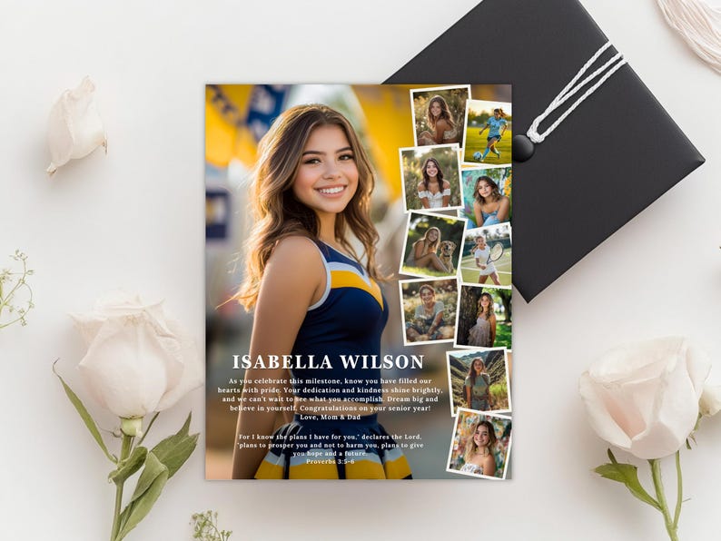 K&ouml;nnte beinhalten: Eine Graduation-Ank&uuml;ndigungskarte mit einer Collage von Fotos einer jungen Frau in einem blau-gelben Cheerleader-Outfit. Die Karte enth&auml;lt den Text "Isabella Wilson" und eine Botschaft, die ihre Leistungen feiert.