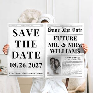 Puede incluir: Anuncio de boda estilo periódico con el titular "Save The Date" y la fecha 26.08.2027. El lado derecho dice "Future Mr. & Mrs. Williams" con una foto de la pareja. El anuncio es sostenido por una persona.