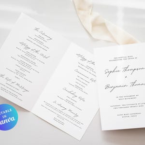 Könnte beinhalten: Weiße Hochzeitskarten mit schwarzem Text, mit den Namen Sophie Thompson und Benjamin Thomas. Das Programm ist geöffnet und zeigt die Zeremoniedetails, einschließlich eines Canva-Logos.