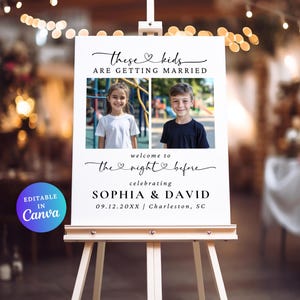 Op de afbeelding: Een wit welkomstbord voor een bruiloft op een ezel. Het bord bevat twee foto's van kinderen en de tekst "Deze kinderen gaan trouwen" en "Welkom bij de nacht voor het vieren van Sophia & David". Het bord is bewerkbaar in Canva.