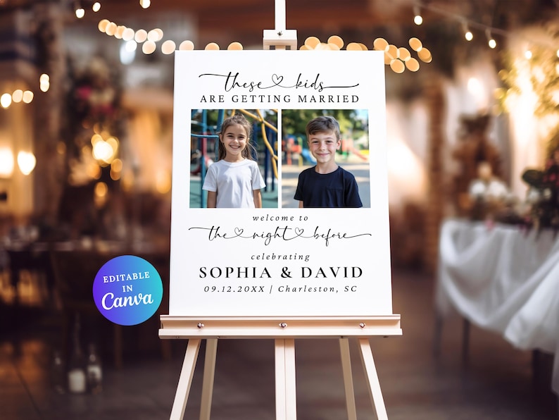 Op de afbeelding: Een wit welkomstbord voor een bruiloft op een ezel. Het bord bevat twee foto's van kinderen en de tekst "Deze kinderen gaan trouwen" en "Welkom bij de nacht voor het vieren van Sophia & David". Het bord is bewerkbaar in Canva.