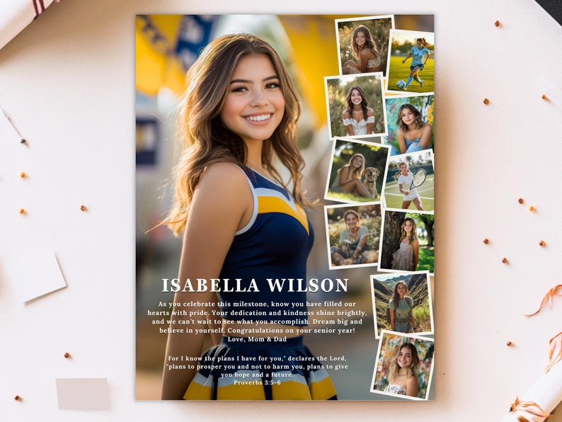 K&ouml;nnte beinhalten: Eine Graduation-Ank&uuml;ndigungskarte mit einer Collage von Fotos einer jungen Frau in einem blau-gelben Cheerleader-Outfit. Die Karte enth&auml;lt den Text "Isabella Wilson" und eine Abschlussschrift.