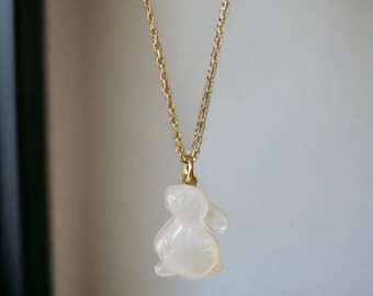 Collana con coniglio lunare, collana con coniglio bianco, collana delicata regalo per lei, ciondolo minimalista, regalo per la festa della mamma, ciondolo carino con catena d'oro.