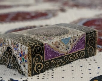 Boîte à bijoux artisanale persane exquise avec peinture dessinée à la main sur os de chameau