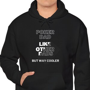 Puede incluir: Sudadera con capucha negra con texto blanco que dice "Poker Dad Like Other Dads But Way Cooler".