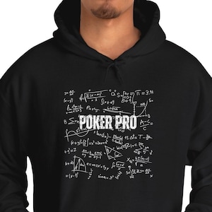 Könnte beinhalten: Schwarzer Kapuzenpullover mit weißem Text "Poker Pro" und einem Muster aus mathematischen Gleichungen und Formeln.