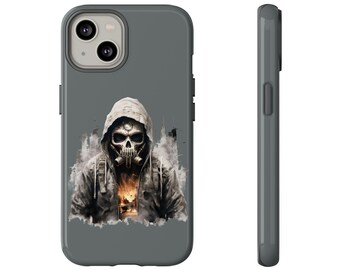 Könnte beinhalten: Eine graue Handyhülle mit einem Totenkopf, der eine Gasmaske und eine Kapuzenjacke trägt. Der Totenkopf ist von einem Rauch-Effekt umgeben. Die Handyhülle ist kompatibel mit iPhone-Modellen.