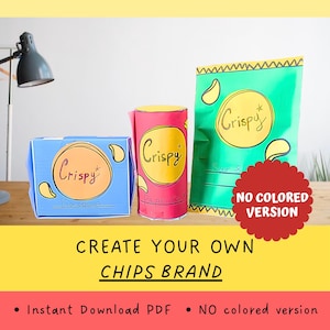 Può includere: Un set di bricolage in carta con una scatola blu etichettata Barbecue, un cilindro rosa etichettato Paprika e un sacchetto verde etichettato Sour & Cream, tutti con il marchio Crispy. Il testo recita CREATE YOUR OWN CHIPS BRAND e NO COLORED VERSION.