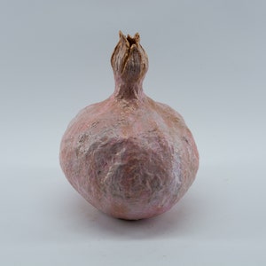 Cristallo rosa granato - La scultura in cartapesta fatta a mano è progettata per portare al suo proprietario tenerezza, tranquillità, sicurezza e pace