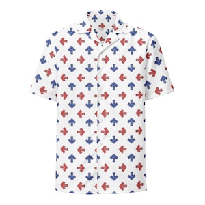 Op de afbeelding: Een wit overhemd met korte mouwen en knopen. Het shirt heeft een herhalend patroon van rode en blauwe pijlen die in tegengestelde richtingen wijzen.