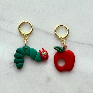 Pendientes de oruga hambrienta comiendo manzana, hechos a mano con arcilla polimérica, regalos para profesores, joyería para la vuelta al cole, pendientes colgantes únicos para la semana del libro.