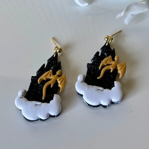 Ręcznie robione kolczyki w kształcie smoka z zamku: biżuteria w stylu fantasy