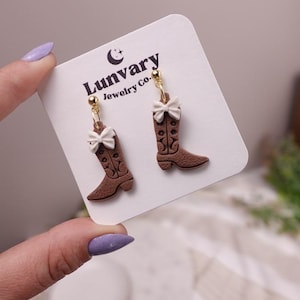 Cowgirl Boot Ohrringe aus Polymer Clay: Braune Cowboystiefel mit weißen Schleifen