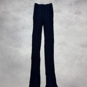 Puede incluir: Pantalones de punto acanalado azul marino con pernera acampanada y bajo con volantes. Los pantalones est&aacute;n hechos de un material suave y el&aacute;stico. Una adici&oacute;n vers&aacute;til a cualquier guardarropa, adecuada para diversas ocasiones.