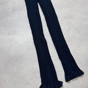 Puede incluir: Leggings de punto acanalado azul marino con dobladillo con volantes acampanados. Los leggings est&aacute;n hechos de un material suave y el&aacute;stico. Estos leggings vers&aacute;tiles se pueden vestir formal o informalmente. La longitud es de unos 90 cm.