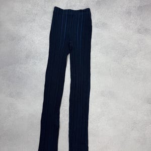 Puede incluir: Leggings de punto acanalado azul marino oscuro con rayas azules verticales. Los leggings est&aacute;n hechos de un material suave y el&aacute;stico y tienen una cintura alta. Perfectos para uso casual o en capas.