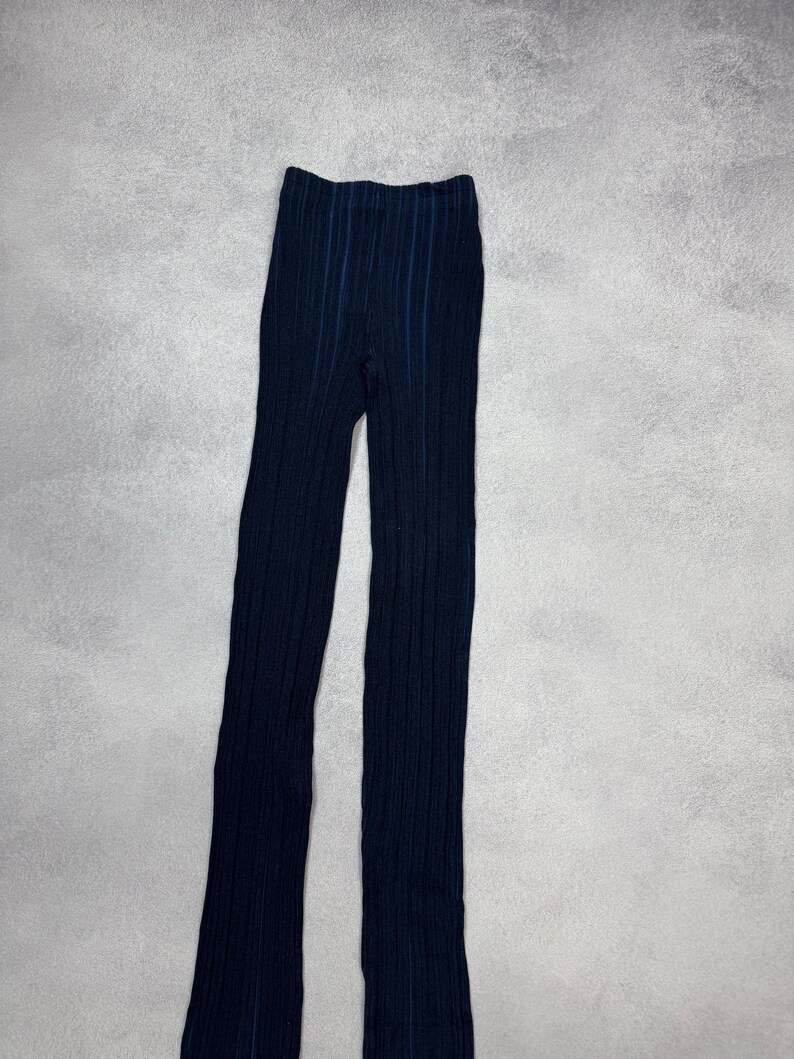 Puede incluir: Leggings de punto acanalado azul marino oscuro con rayas azules verticales. Los leggings est&aacute;n hechos de un material suave y el&aacute;stico y tienen una cintura alta. Perfectos para uso casual o en capas.