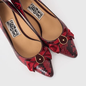 Salvatore Ferragamo Luxury Python Leather Pumps Pointed Toe Bow Size 8