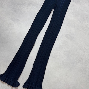 Puede incluir: Leggings de punto acanalado azul marino con dobladillo con volantes. Los leggings est&aacute;n hechos de un material suave y el&aacute;stico. Estos leggings son una adici&oacute;n vers&aacute;til a cualquier guardarropa. El dise&ntilde;o acanalado a&ntilde;ade textura.