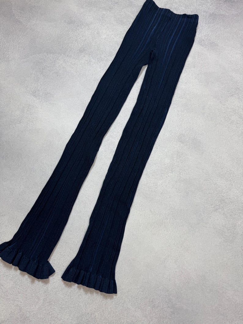 Puede incluir: Leggings de punto acanalado azul marino con dobladillo con volantes. Los leggings est&aacute;n hechos de un material suave y el&aacute;stico. Estos leggings son una adici&oacute;n vers&aacute;til a cualquier guardarropa. El dise&ntilde;o acanalado a&ntilde;ade textura.