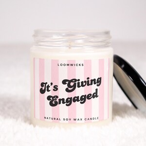 It&#39;s Giving Engaged Candle, Funny Engagement Gift, Engagement Party, Proposal Gift, Bride to Be Gift, Future Mrs Gift