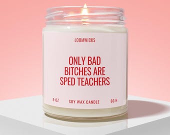 Può includere: Una candela in cera di soia da 255 g in un barattolo di vetro trasparente con un'etichetta bianca che riporta il testo rosso LOOMWICKS, ONLY BAD BITCHES ARE SPED TEACHERS e 60 H. La candela ha uno stoppino acceso ed è riempita di cera bianca.