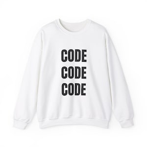 Könnte beinhalten: Weißes Sweatshirt mit dem Wort "CODE" dreimal in fetten, schwarzen Buchstaben aufgedruckt. Das Sweatshirt hat einen Rundhalsausschnitt und lange Ärmel. Das Kleidungsstück ist aus weichem Material.