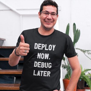 T-shirt van biologisch katoen voor softwareontwikkelaar: nu implementeren, later fouten oplossen