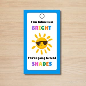 Tu futuro es tan brillante que necesitarás gafas de sol / Etiquetas de regalo imprimibles para el aula / Etiquetas de recuerdo de fin de año