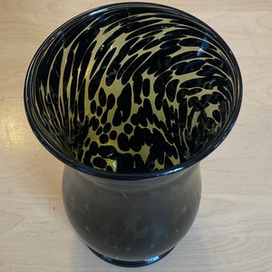 Beautiful Green & Black Patterned VNTG Art Glass Vase