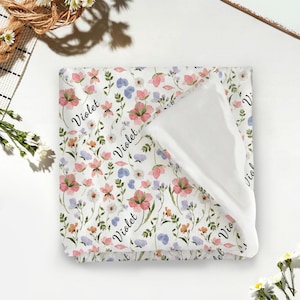 Couverture personnalisée fleurs sauvages pour bébé, couverture avec prénom fille personnalisé, décoration chambre de bébé nouveau-né, emmaillotage nouveau-né, cadeau de baby shower, cadeau pour bébé
