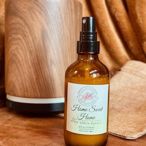 ZUHAUSE, SCHÖNES ZUHAUSE. Raumduft | Zimt Raumduft | Aromatherapie | Hauslack | Leinen Spray | Duftendes Raumspray | 120 ml