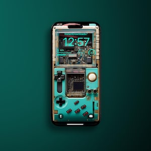 Puede incluir: Un teléfono inteligente con una carcasa verde y negra que parece una consola de videojuegos retro. La pantalla muestra un reloj digital con la hora 12:57 y el texto "InstantDownloads7".